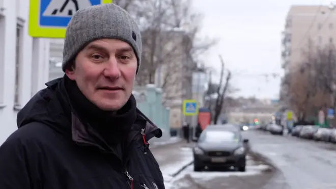 Oleg Boldyrev, periodista de la BBC en Rusia, pensó en construirse una lámpara para imitar la luz del sol