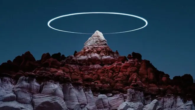 Дрон с освещением превращается в световое кольцо, которое видно при долгой выдержке.