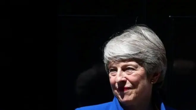 特蕾莎·梅从卡梅伦手里接过权杖，最后挥泪下台，成也脱欧败也脱欧。