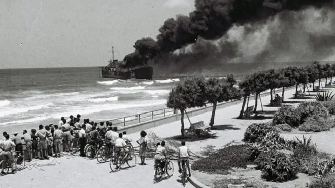 एल्टालेनावर बॉम्ब वर्षाव झाल्यानंतर जहाजाने पेट घेतला 