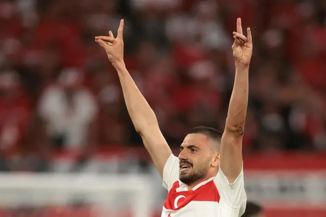 اللاعب التركي مؤدياً إشارة الذئاب الرمادية بيديه خلال مباراة بلاده مع النمسا