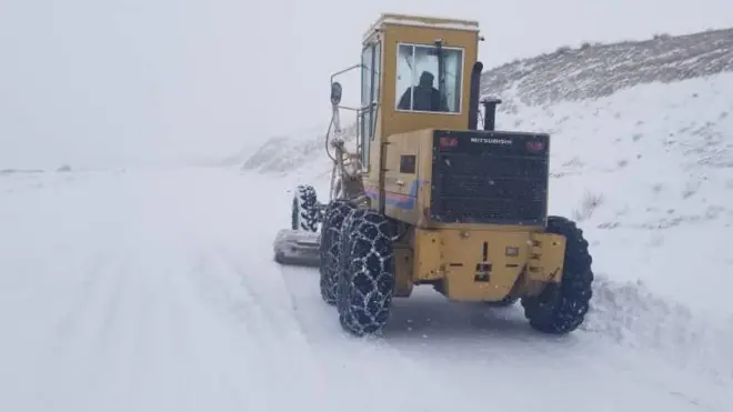 زمین پوشیده از برف که یک موتر مخصوص در حال برف پاکی است.