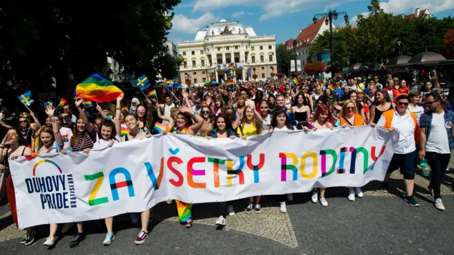 Ludzie niosą transparent z napisem „dla wszystkich rodzin” podczas dorocznej Parady Równości Tęczy dla społeczności lesbijek, gejów, osób biseksualnych i transpłciowych (LGBT)