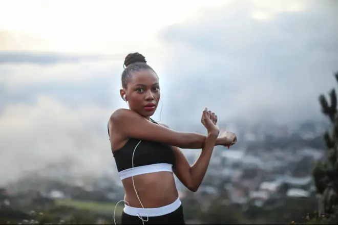 Une femme faisant du sport