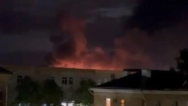 한밤중 불길이 치솟는 모습