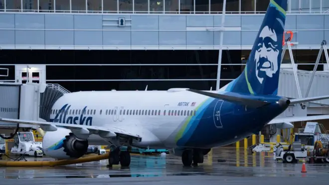 আলাস্কা এয়ারলাইন্সের একটি ফ্লাইট জরুরি অবতরণে বাধ্য হয়েছে শুক্রবার।