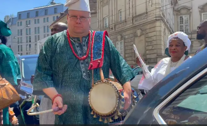 Ayantunde pẹlu ilu rẹ