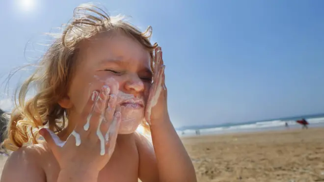 güneş kremi süren çocuk