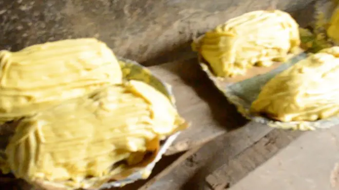 Ori ti wọn sẹsẹ se tan wa ninu abọ meji, o ni awọ yẹlo, ti ori meji meji si wa ninu abọ kọọkan. Wn gbe ab ori mejeeji naa sori pako kan ni gbagede iwaju ile kan