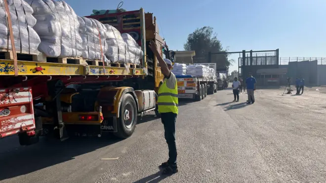 شاحنات محملة بالمساعدات الإنسانية تعبر بوابة رفح الحدودية بين مصر وقطاع غزة، في رفح، مصر، 27 يوليو/تموز 2025.