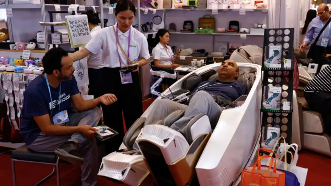 一個男人在廣交會上體驗按摩椅產品