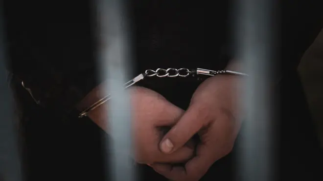ہاتھوں میں ہتھکڑیاں۔ علامتی تصویر