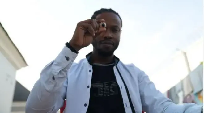 Aworan Idris Gbadamasi to mu oju inike dani