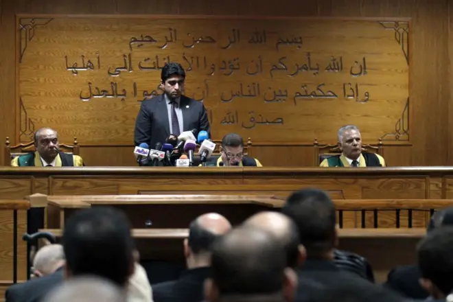 جلسة إعادة محاكمة أعضاء من جماعة الإخوان المسلمين بتهمة التجسس لصالح حركة حماس الفلسطينية، في مجمع محاكم طرة جنوب شرق القاهرة.