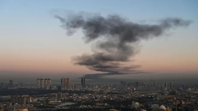 1 Mart 2026'da Erbil Uluslararası Havalimanı yakınlarında yükselen bir duman bulutu. 