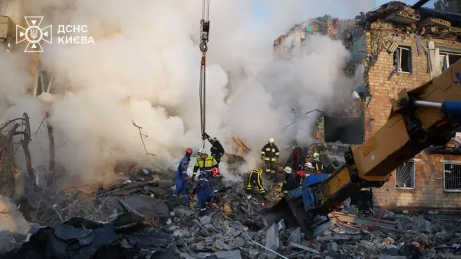 Зруйнований будинок у Києві, рятувальники намагаються витягнути людей з-під завалів