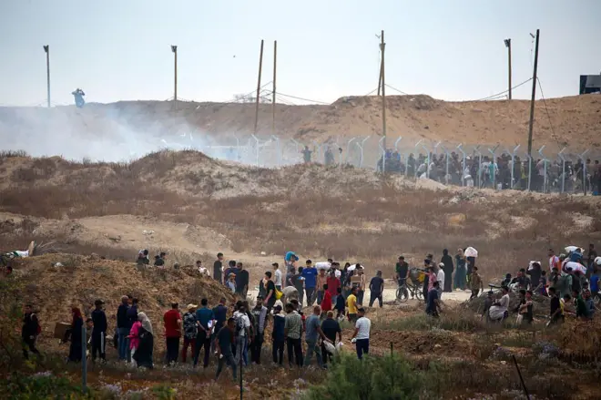 فلسطينيون يحاولون الحصول على مساعدات