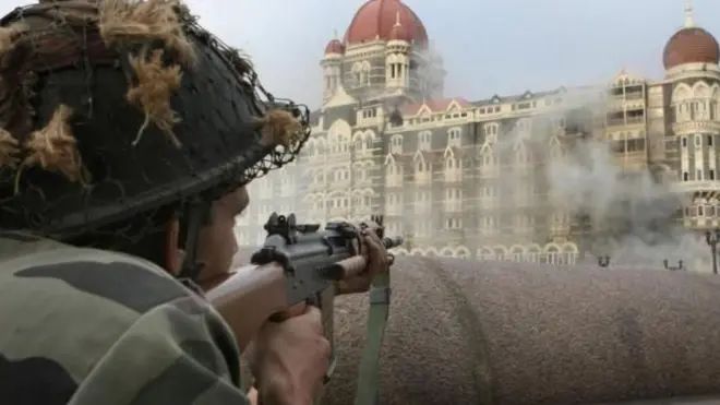 हमले के दौरान ताजमहल होटल के बाहर एक सुरक्षाकर्मी (फ़ाइल फ़ोटो)