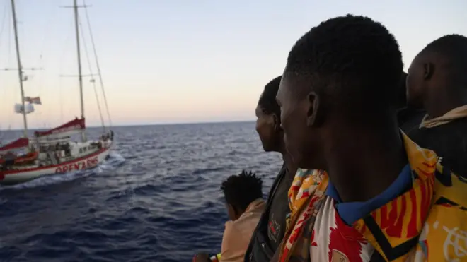 Трое людей на борту корабля