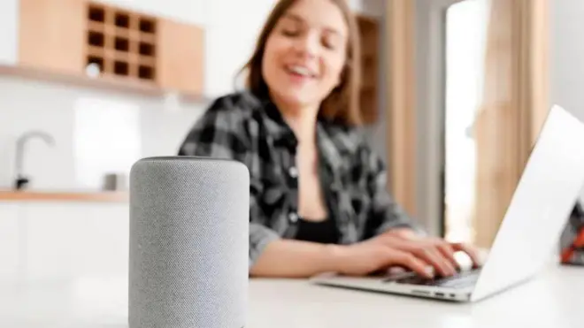 فتاة تستخدم الحاسوب