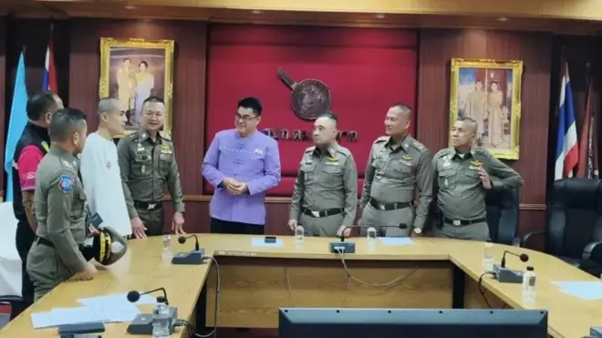 王星（白襯衫）被解救後前往泰國