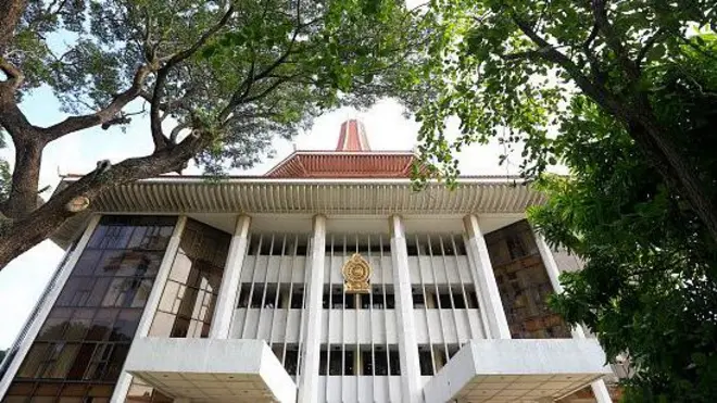 රජය විසින් පාර්ලිමේන්තුවට ඉදිරිපත් කර තිබෙන නව ත්‍රස්ත විරෝධී පනත් කෙටුම්පතේ අන්තර්ගත ඇතැම් වගන්ති ආණ්ඩුක්‍රම ව්‍යවස්ථාවට පටහැණි යැයි තීන්දු කොට ඒවා සම්මත කිරීමට අවශ්‍ය නම් පාර්ලිමේන්තුවේ තුනෙන් දෙකක බහුතර ඡන්දයකින් සහ ජනමත විචාරණයකින් අනුමත විය යුතු බවට තීන්දුවක් ලබාදෙන ලෙස ඉල්ලා ගොනුකර ඇති පෙත්සම් විභාග කිරීමට අගවිනිසුරු ජයන්ත ජයසූරිය විසින් පංච පුද්ගල ශ්‍රේෂ්ඨාධිකරණ විනිසුරු මඩුල්ලක් නම් කරනු ලැබ තිබේ.