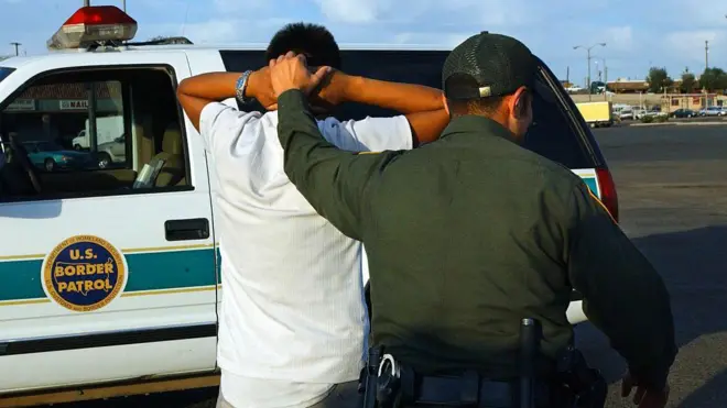 مامور پلیس مرزی آمریکا یک مهاجر غیرقانونی را بازداشت کرده است