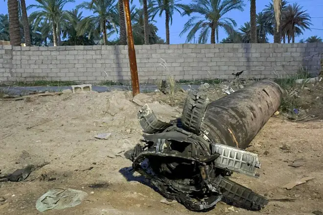 بقایای یکی از موشک‌های سپاه که در بغداد سقوط کرد