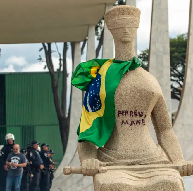 Imagem da estátua pichada com a frase "Perdeu, mané", em frente ao Supremo Tribunal Federal
