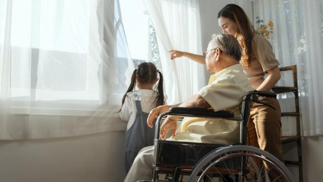 Mulher cuidandoaposta esportiva aposta esportivacriança e idoso