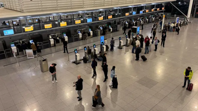 Zdjęcie Międzynarodowego Portu Lotniczego w Monachium - ludzie z bagażami na terminalu