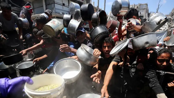 Палестинцы у благотворительной кухни в мае 2025-го