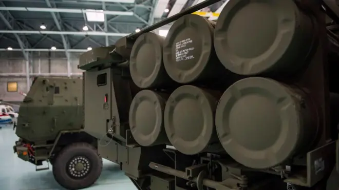 Na zdjęciu wyrzutnie rakietowe Himars widoczne na pojazdach wojskowych w 1. Bazie Lotnictwa Transportowego w Warszawie.