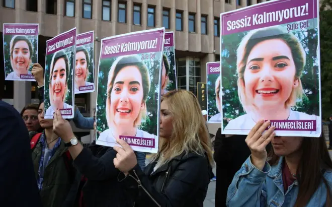 Şule Çet için yapılan bir eylemde posterleri elinde tutan kadınlar. 