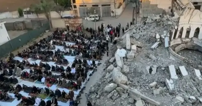 संघर्ष के बीच ग़ज़ा में लोगों ने ईद की नमाज़ अदा की