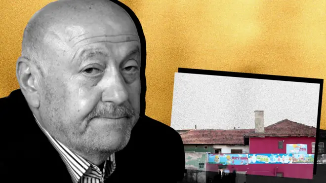 Ishlab chiqilgan kompozit tasvirda ko‘ylak va kostyum kiygan odamning surati. Uning soqollari oqarib, boshida soch yo‘q. Orqa tomonda qizil va oq rangli ikki qavatli, qizil tomli bino ko‘rinadi.