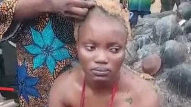 Wọn n se etutu fun Wasila, o ro asọ pupa mọ aya, o so ọpọ iakrahun igbin mọ aya, o kunlẹ, ti wọn si n fa irun ori rẹ