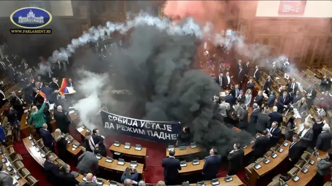 skupstina srbije dimne bombe suzavac baklje jaja neredi