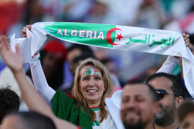 مشجعة جزائرية داخل الملعب قبل المباراة بين الجزائر والأردن ضمن منافسات كأس العالم 2026 