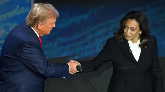 Trump y Harris se dan la mano