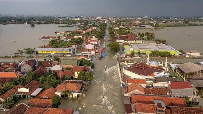 Foto udara kondisi jalur pantura Demak-Kudus yang terendam banjir di Kecamatan Karanganyar, Kabupaten Demak, Jawa Tengah, Jumat (9/2/2024).