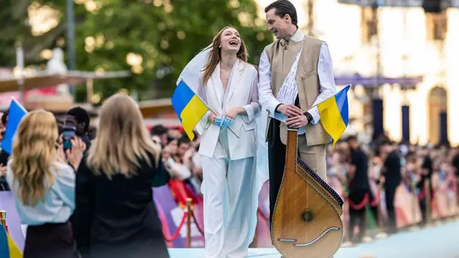 Вікторія Лелека (ліворуч) представляє Україну на бірюзовому килимі церемонії відкриття 70-го пісенного конкурсу Євробачення на Ратушній площі 10 травня 2026 року у Відні, Австрія.