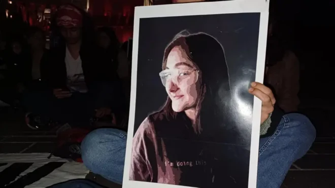 Zeren Ertaş'ın fotoğrafının olduğu bir pankart görülüyor. Tutan kişi görünmüyor.