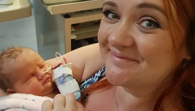 ہیلی بین اپنی بیٹی ویلو کے ساتھ جسے پیدائش کے فوراً بعد خون کے عطیے کی ضرورت پڑی