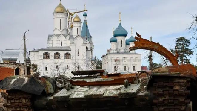 Ele geçirilen Sviatohirsk kentinde tahrip edilmiş bir tank. 
