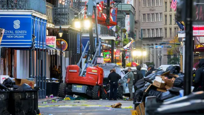 Police investigators surround one white truck wey dem crash entaone work lift for di French Quarter of New Orleans, 