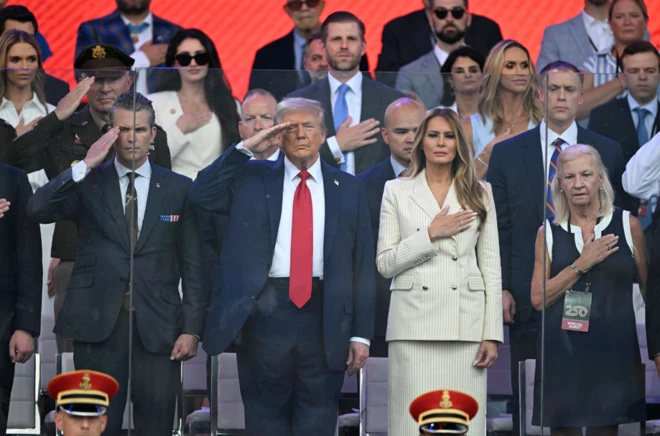 미 육군 퍼레이드에 경례하는 도널드 트럼프 대통령