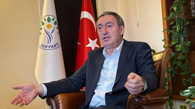 Tuncer Bakırhan bir koltukta oturup konuşurken