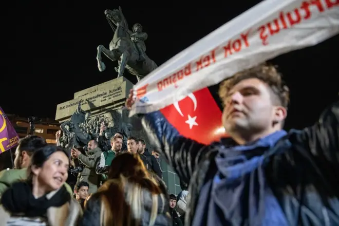 Saraçhane civarında bir eylemci. 