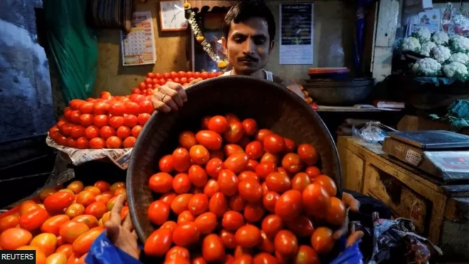 रिपोर्टों के अनुसार, हाल के सप्ताहों में भारत में टमाटर के दामों में 400% तक उछाल आया है.